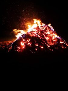 Read more about the article Osterfeuer mit Maibaumstellen 2019